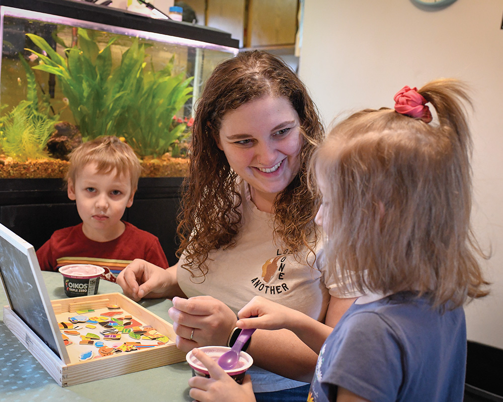 bac_mom_kids_blk_kitchen