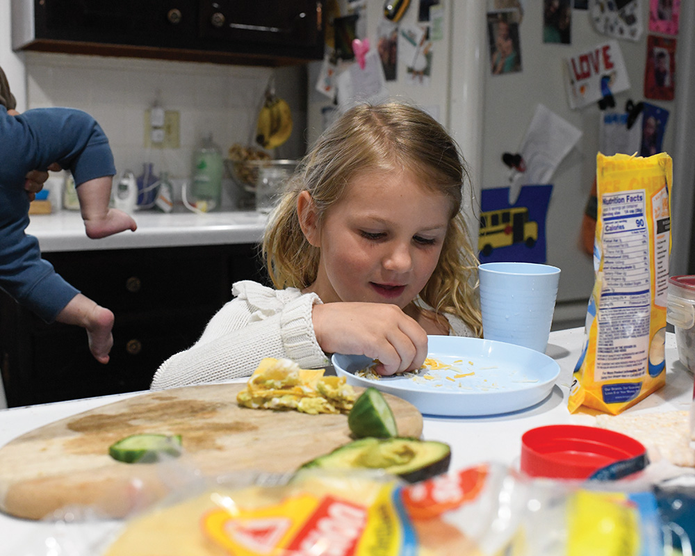 mom_child-baby_eating